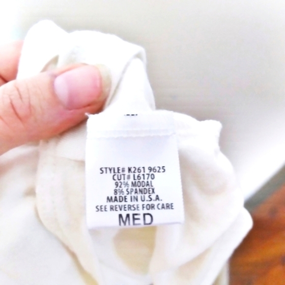 Emma & Sam White Cropped Tee Size Medium - Picture 5 of 6